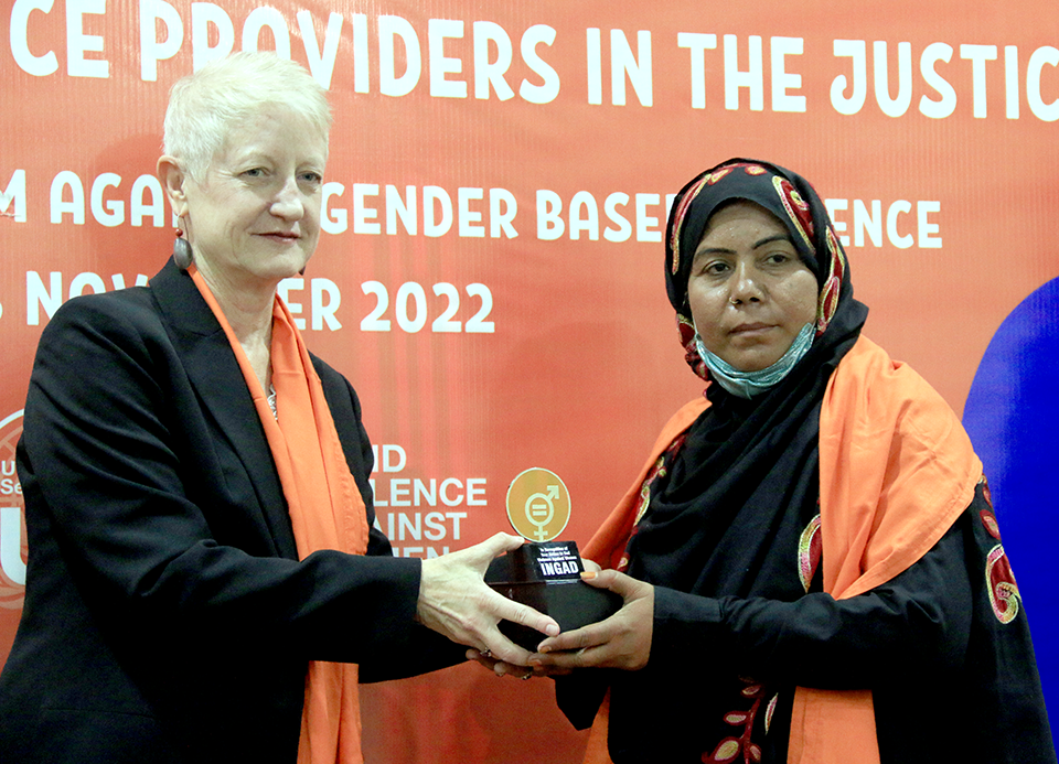 EU Ambassador and INGAG co-chair, H.E. Riina Kionka presenting recognition award to lady police officer for her contributions during the INGAD visit to Balochistan in November 2022. 
